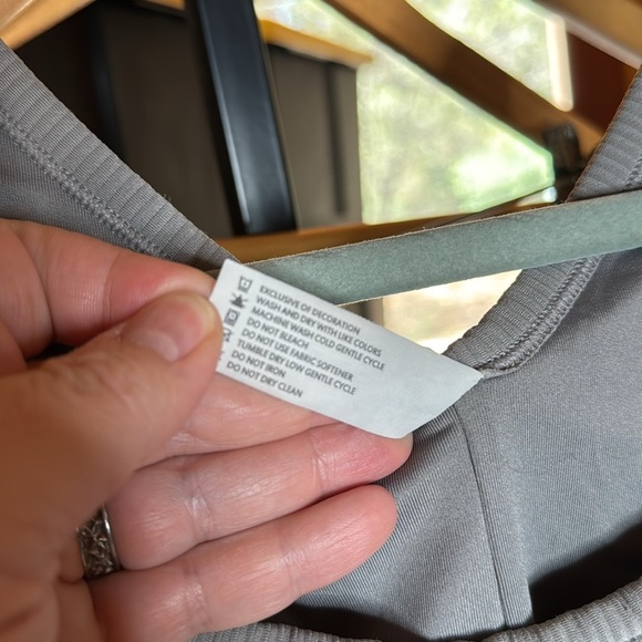 Yogalicious Lux Grisaille Gray Streamline Rib Contour Crop Tank Top Size Medium - Picture 4 of 7